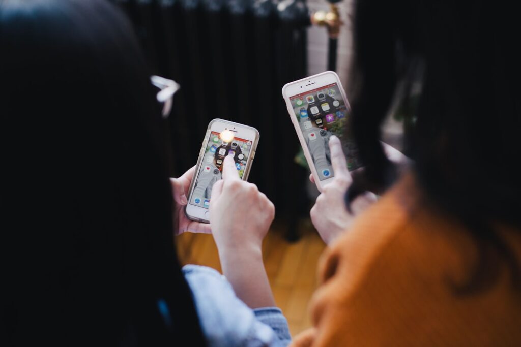 mulheres mexendo no celular